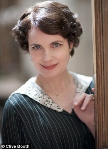 behindscenescora1 A charming shot of Cora, Countess of Granthem (Elizabeth McGovern) copyright Daily Mail